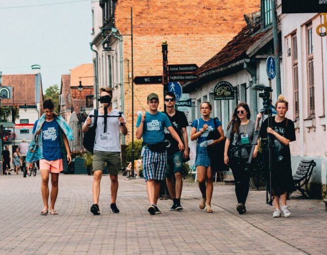 Eesti noori kutsutakse kandideerima tasuta rahvusvahelisse meedialaagrisse Lätis „Young Media Sharks”